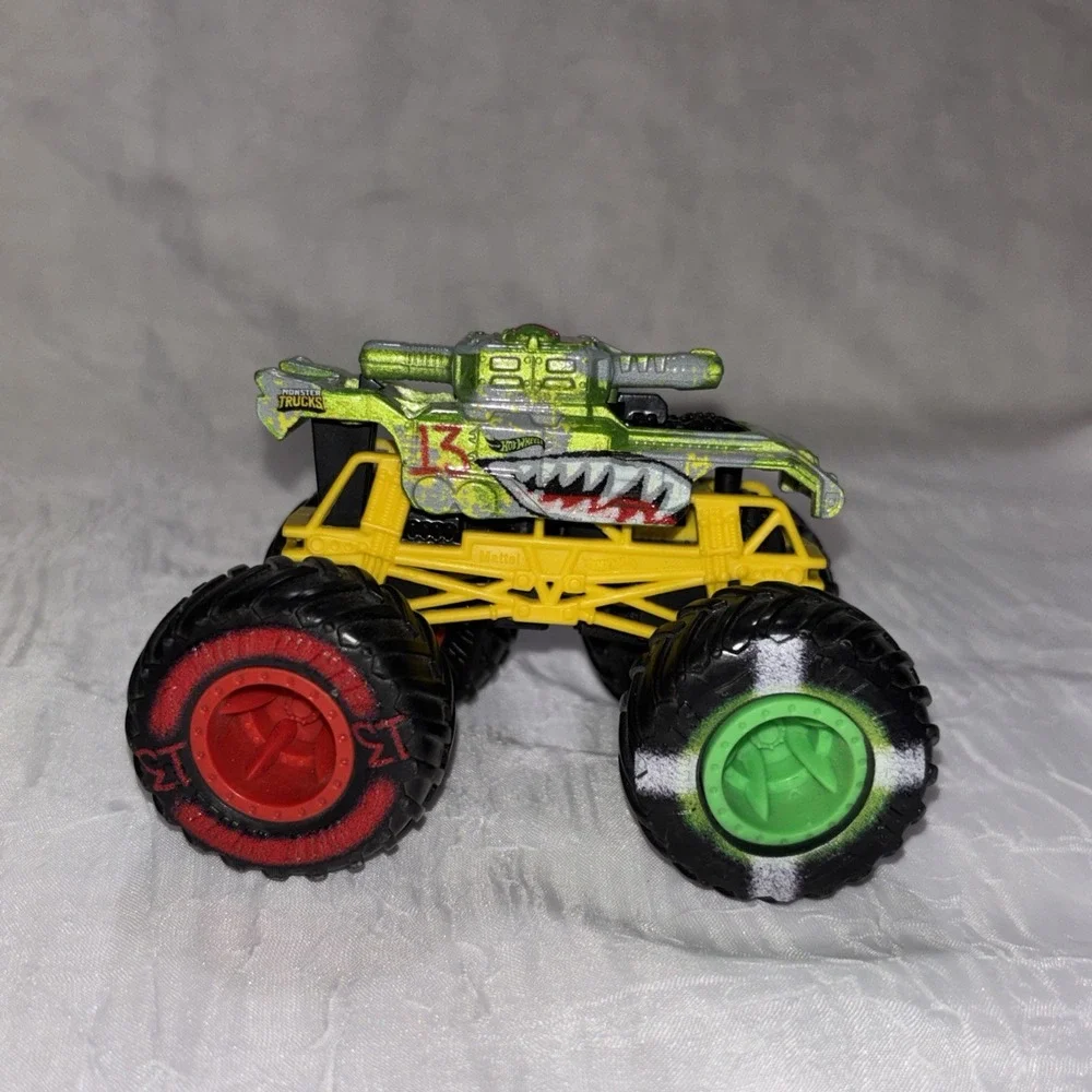Hot Wheels Monster Truck  Invader Camo Tank 1:64 Diecast Monster Truck
